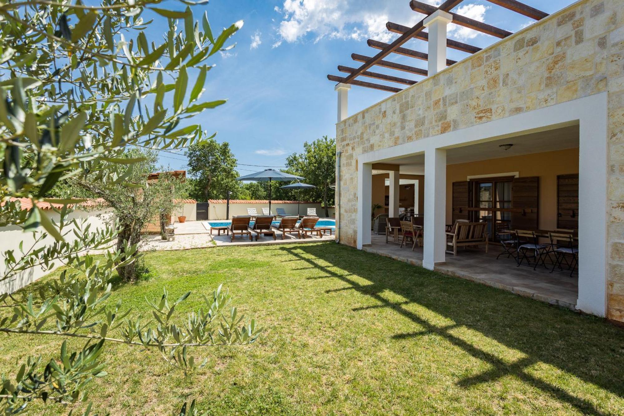 Villa Cirka In Central Istria For 14 Persons With Pool Heating & Pool Table Svetvinčenat Extérieur photo