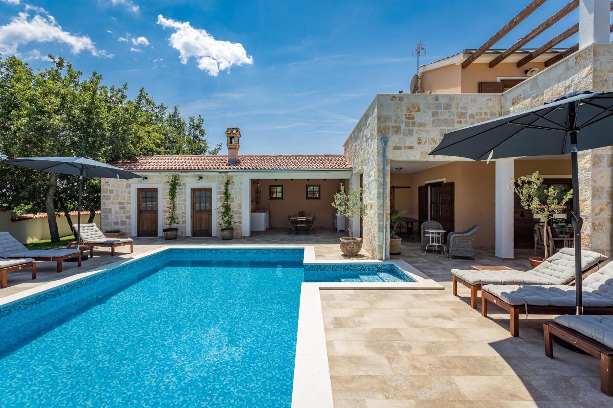 Villa Cirka In Central Istria For 14 Persons With Pool Heating & Pool Table Svetvinčenat Extérieur photo