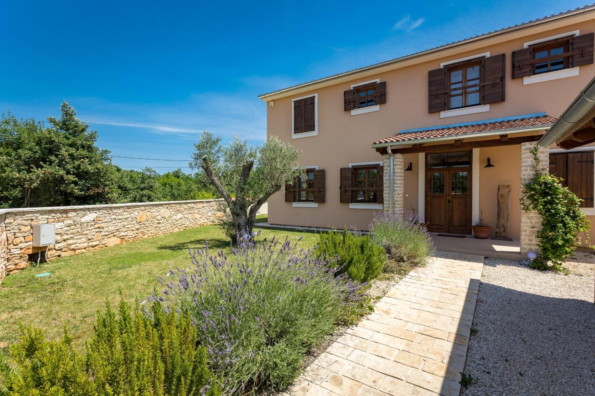 Villa Cirka In Central Istria For 14 Persons With Pool Heating & Pool Table Svetvinčenat Extérieur photo